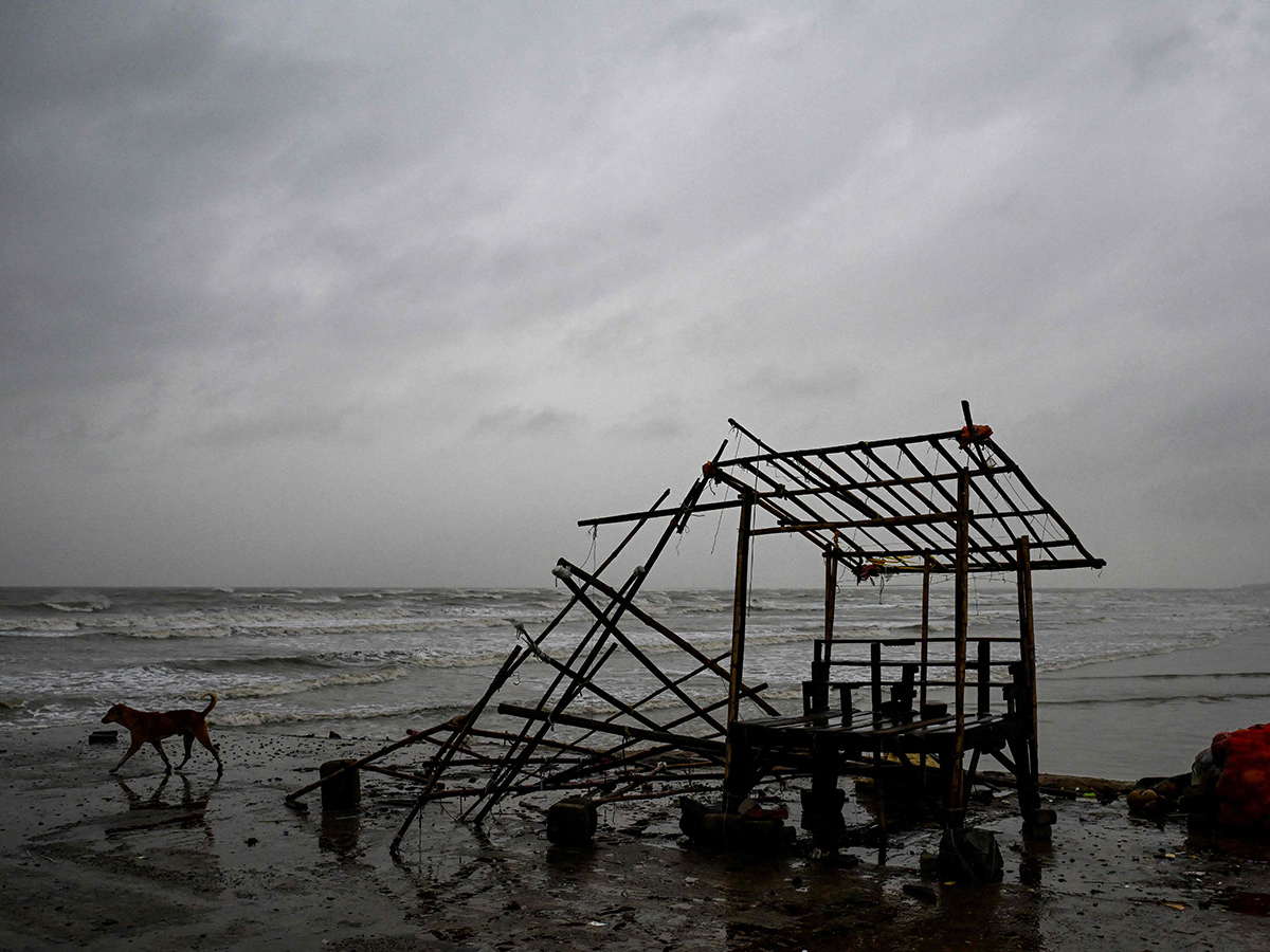 Cyclone Dana landfall Kolkata and Odisha Photos4