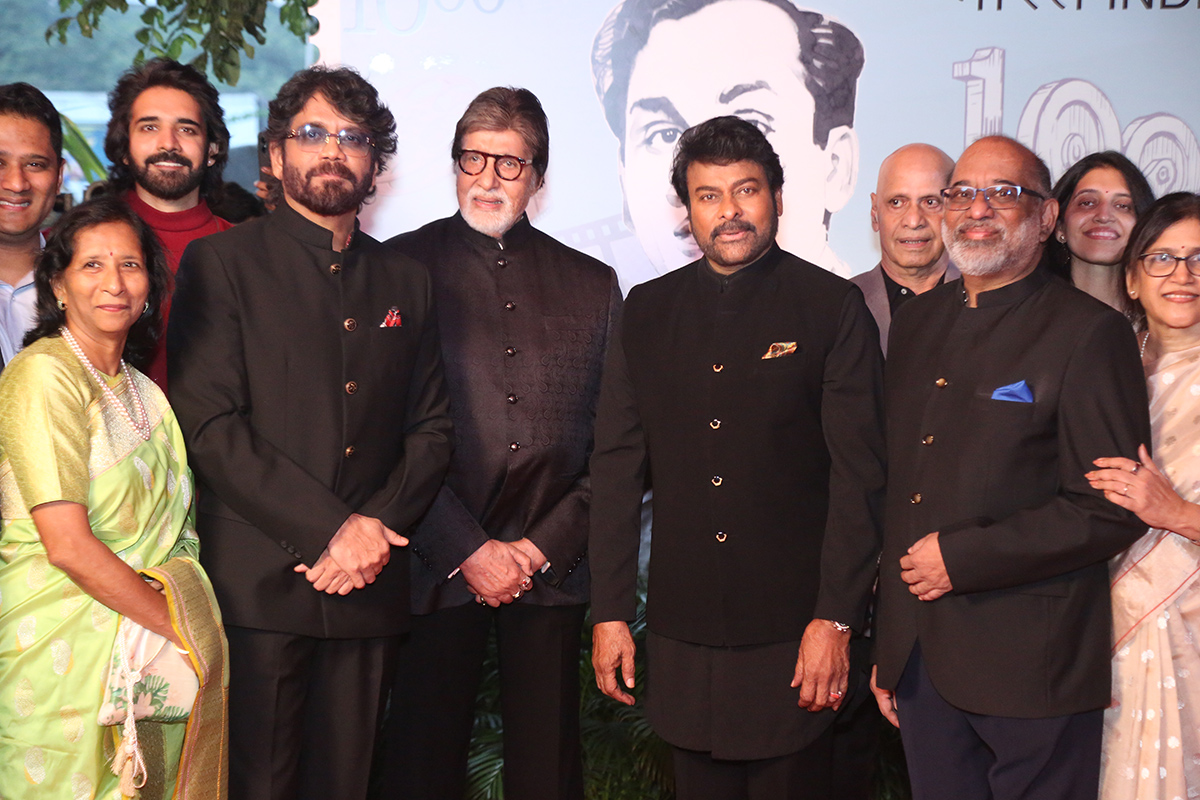 Amitabh Bachchan felicitated Chiranjeevi at ANR National Awards35
