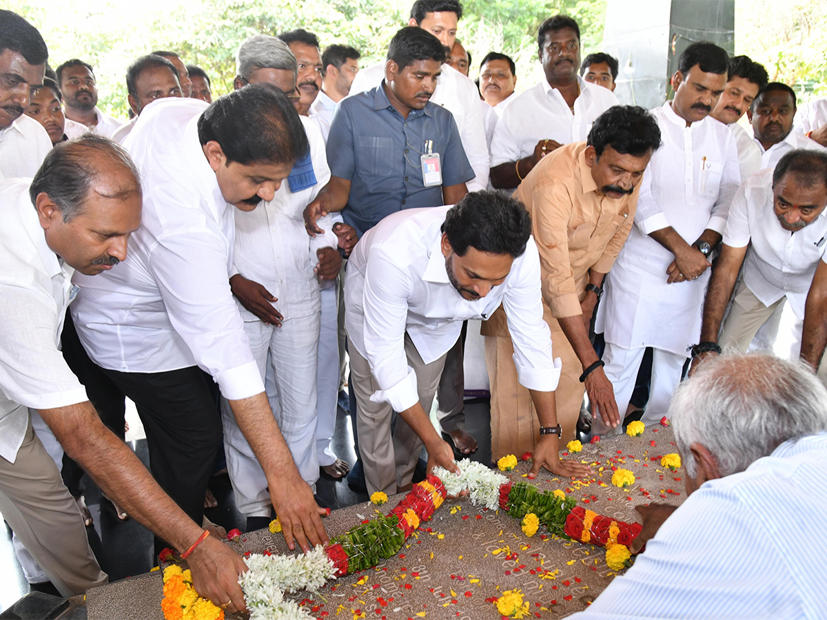 ఇడుపులపాయలో వైఎస్‌ జగన్‌ (ఫొటోలు) | YS Jagan Pays Tribute To Dr YS ...