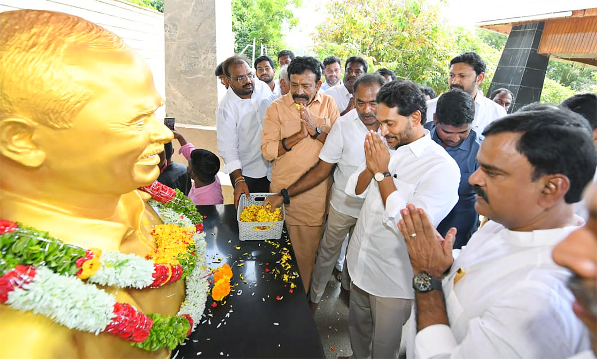 ఇడుపులపాయలో వైఎస్‌ జగన్‌ (ఫొటోలు) | YS Jagan Pays Tribute To Dr YS ...