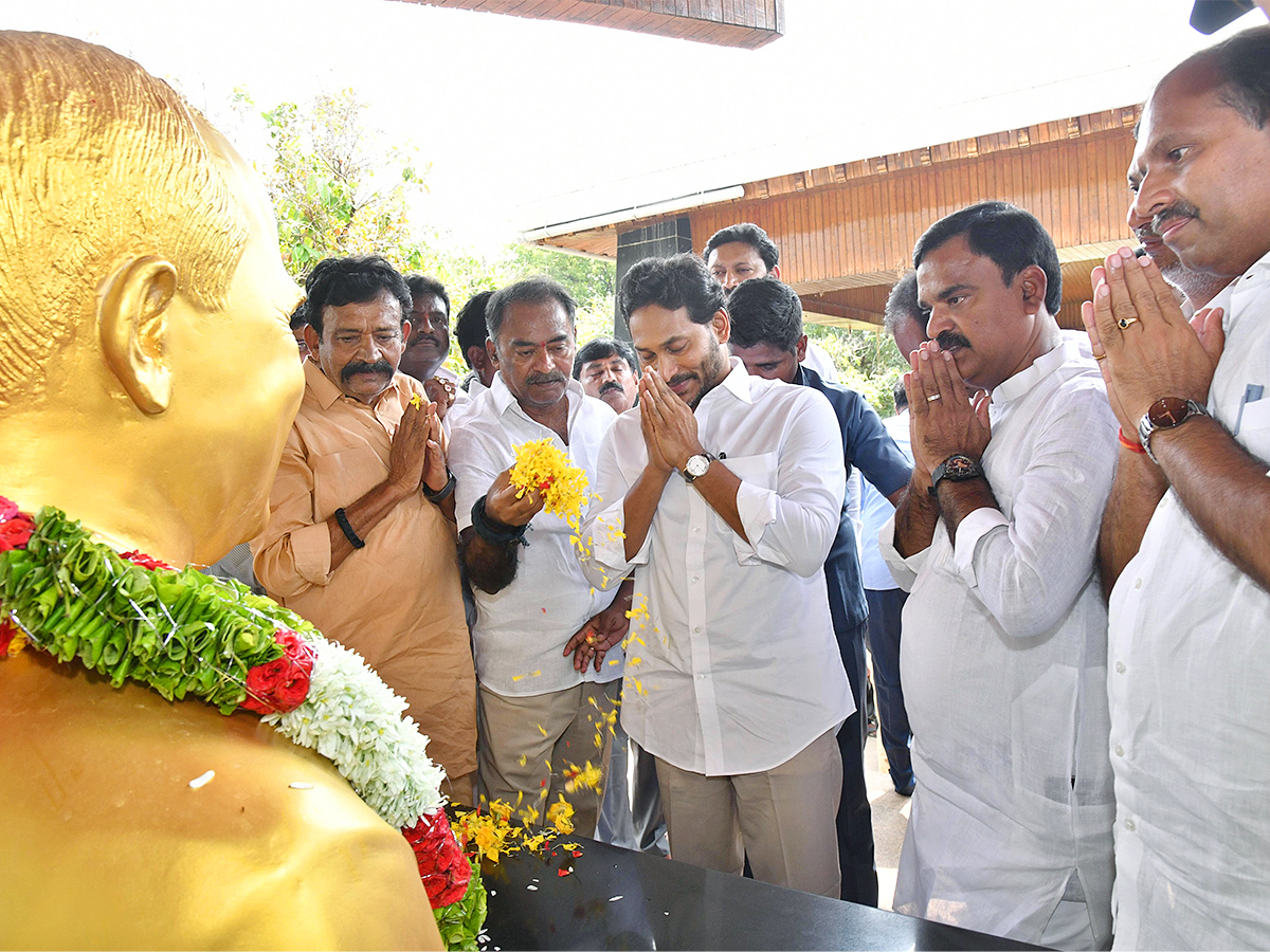 ఇడుపులపాయలో వైఎస్‌ జగన్‌ (ఫొటోలు) | YS Jagan Pays Tribute To Dr YS ...