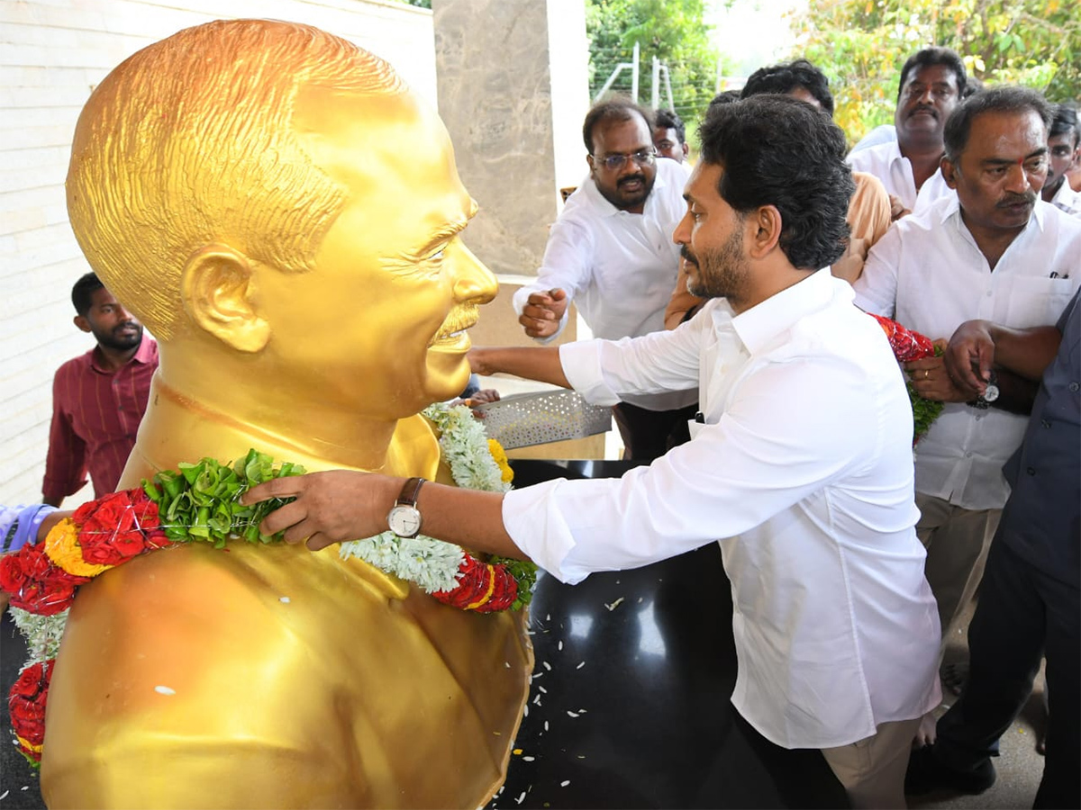 ఇడుపులపాయలో వైఎస్‌ జగన్‌ (ఫొటోలు) | YS Jagan Pays Tribute To Dr YS ...