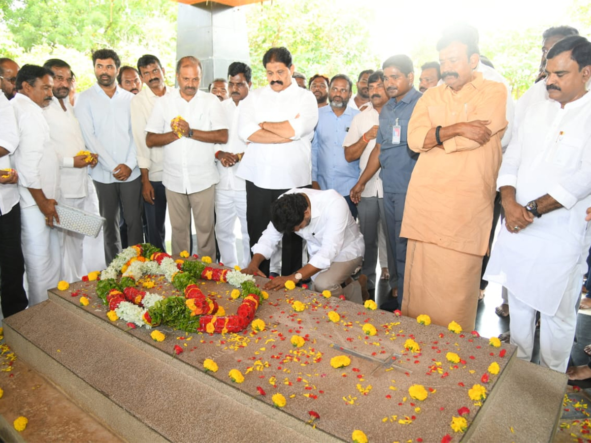 ఇడుపులపాయలో వైఎస్‌ జగన్‌ (ఫొటోలు) | YS Jagan Pays Tribute To Dr YS ...