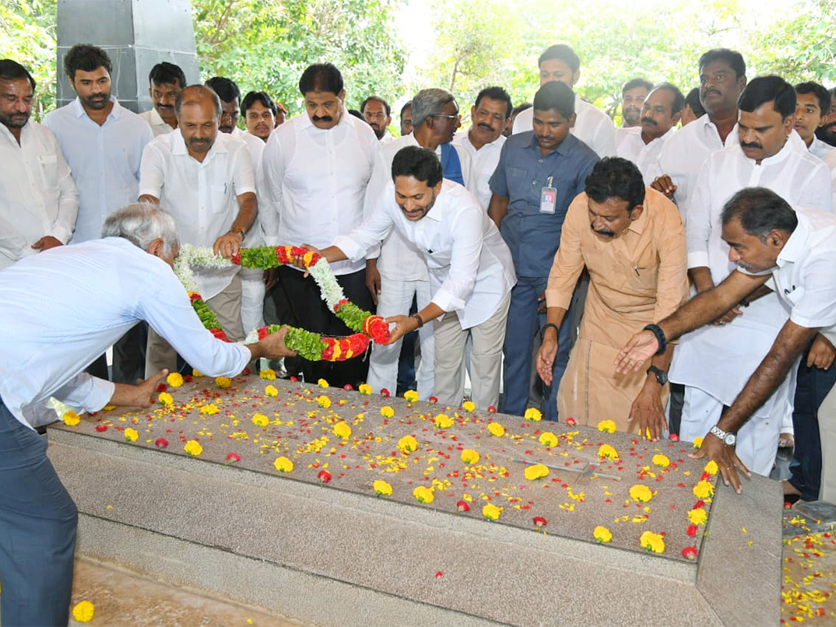 ఇడుపులపాయలో వైఎస్‌ జగన్‌ (ఫొటోలు) | YS Jagan Pays Tribute To Dr YS ...