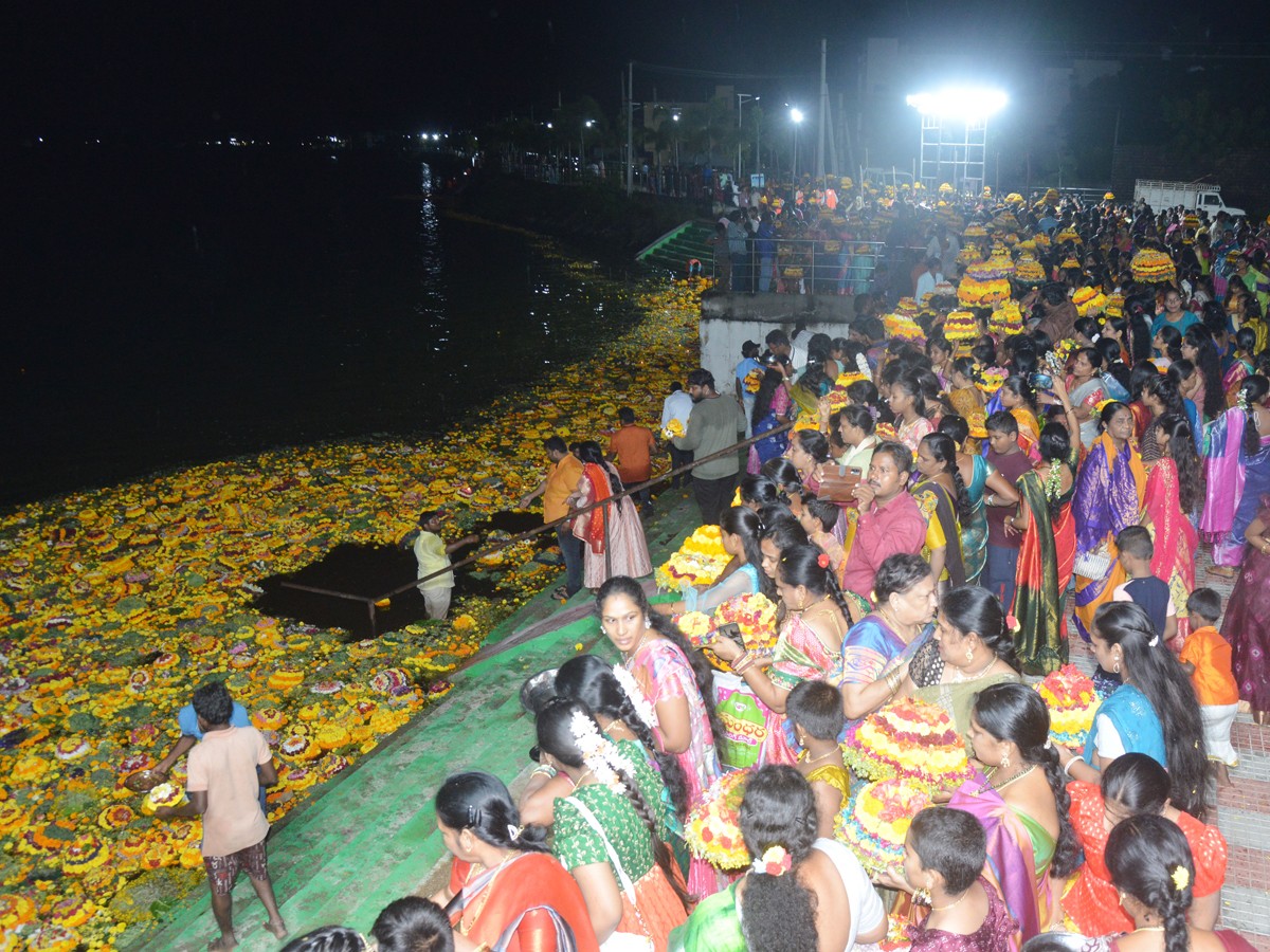 Bathukamma Grand Celebrations In Telangana Districts30