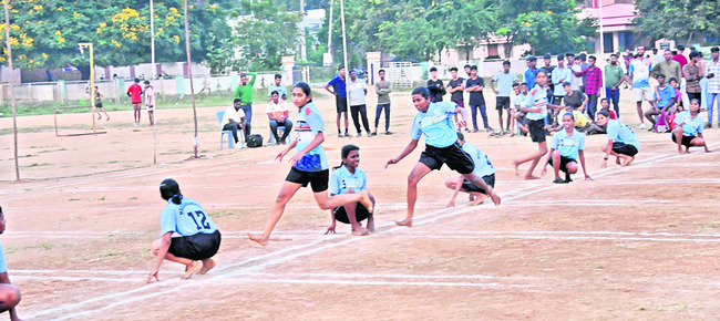హోరాహోరీగా ఖోఖో పోటీలు 1