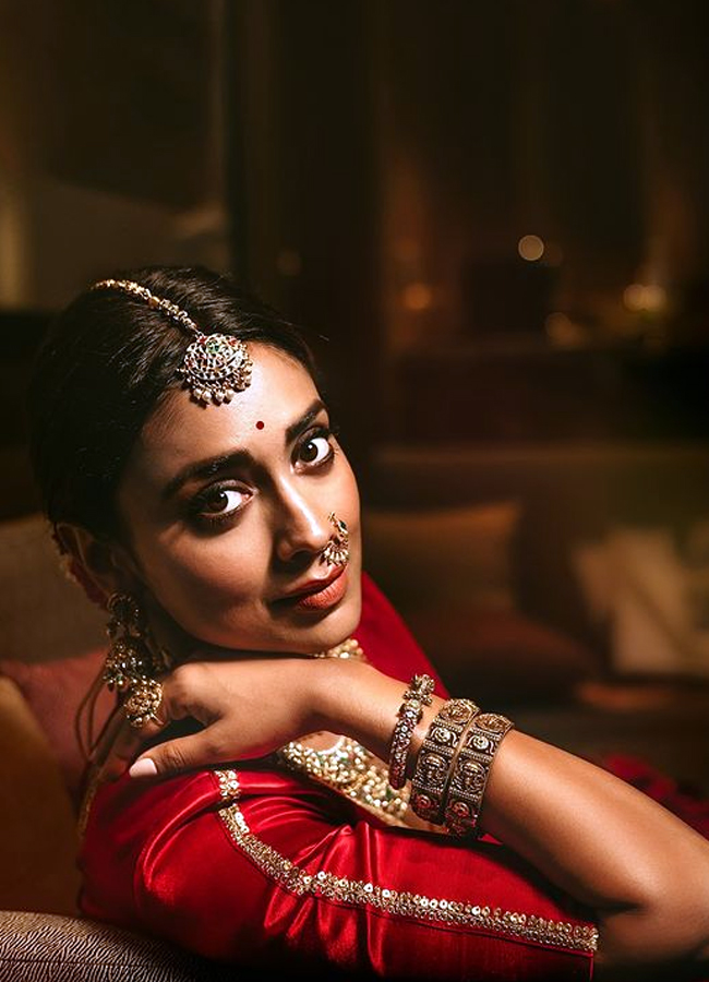 Shriya Saran celebrates Diwali with her cute daughter: Photos7