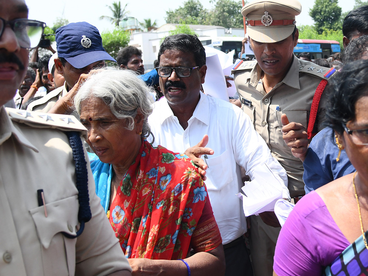 Vijayawada flood victims gathered outside the collector's office photo gallery. [node:summary]15