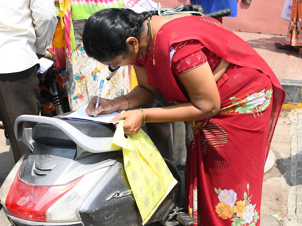Vijayawada flood victims gathered outside the collector's office photo gallery. [node:summary]16