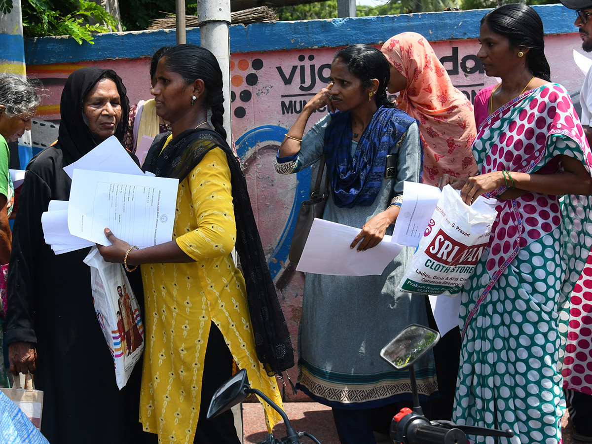 Vijayawada flood victims gathered outside the collector's office photo gallery. [node:summary]19