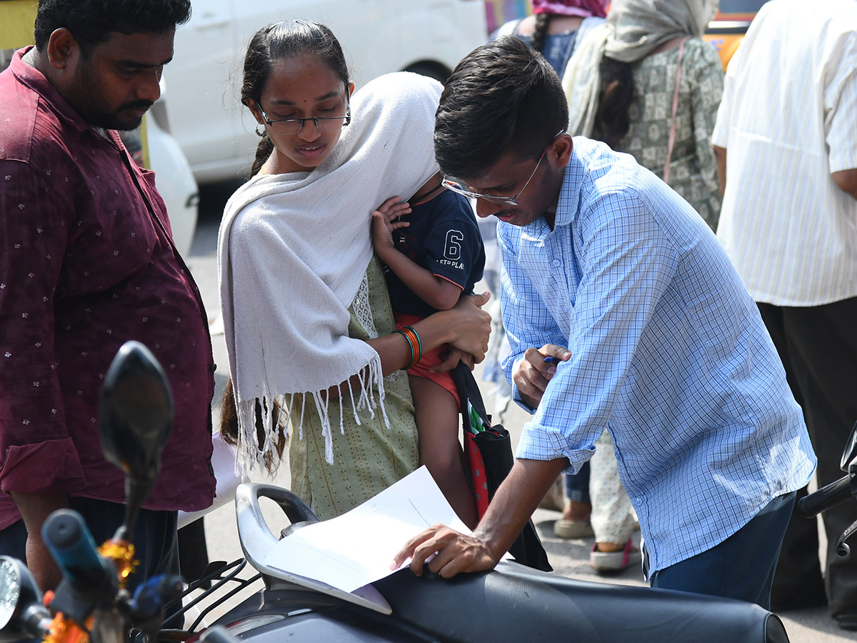 Vijayawada flood victims gathered outside the collector's office photo gallery. [node:summary]21