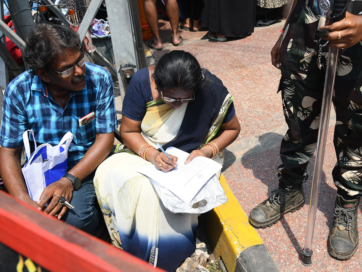 Vijayawada flood victims gathered outside the collector's office photo gallery. [node:summary]33
