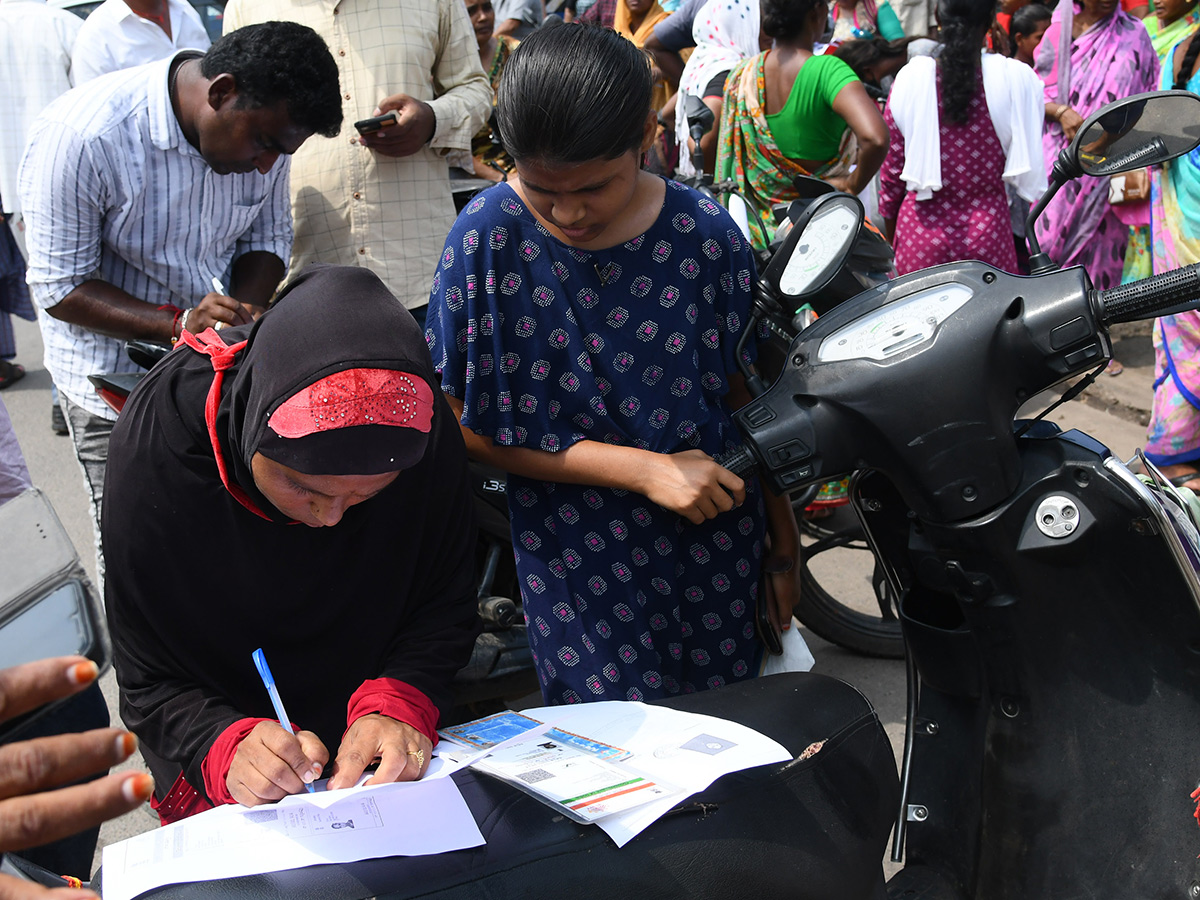 Vijayawada flood victims gathered outside the collector's office photo gallery. [node:summary]36