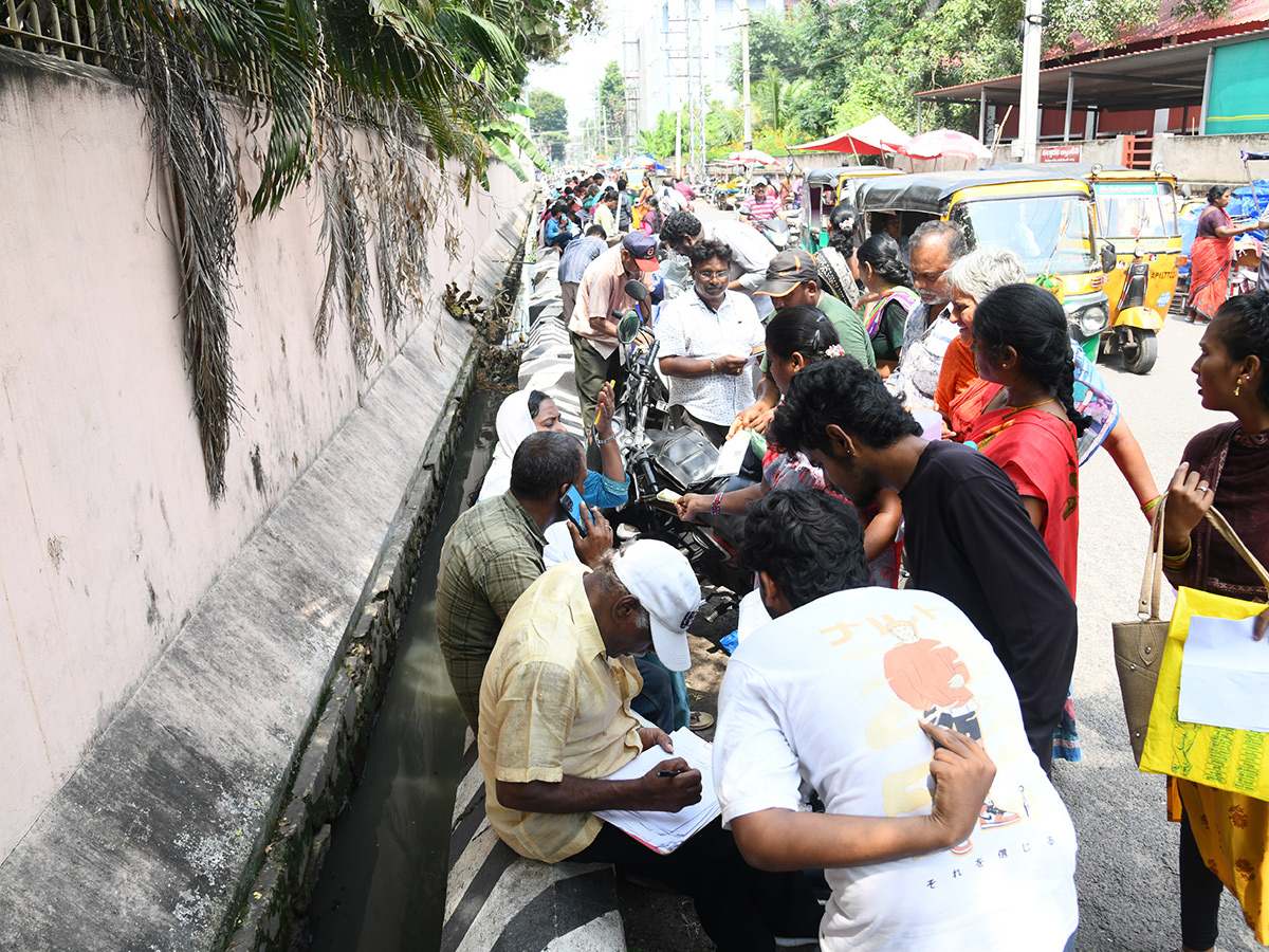 Vijayawada flood victims gathered outside the collector's office photo gallery. [node:summary]38