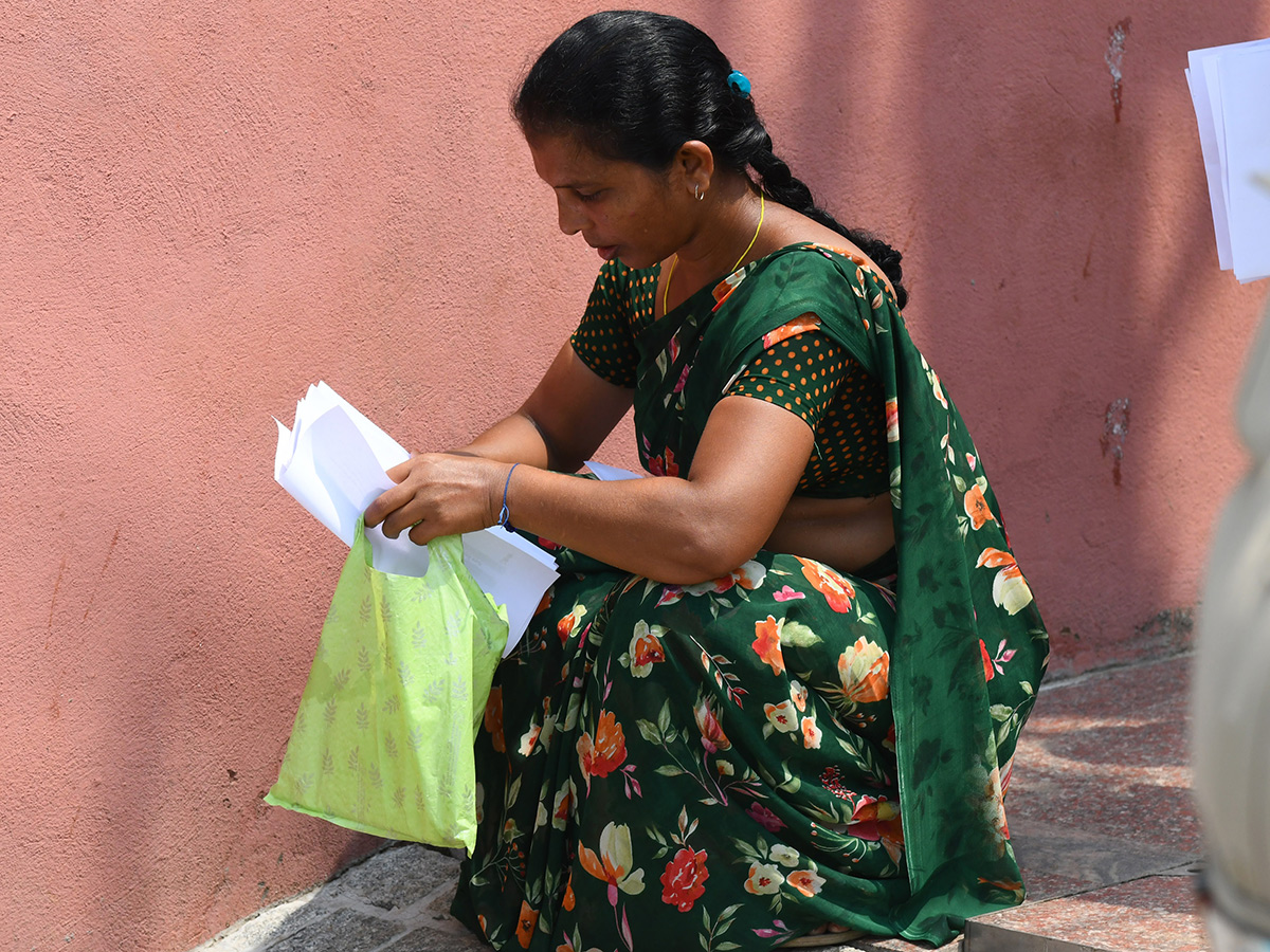 Vijayawada flood victims gathered outside the collector's office photo gallery. [node:summary]40