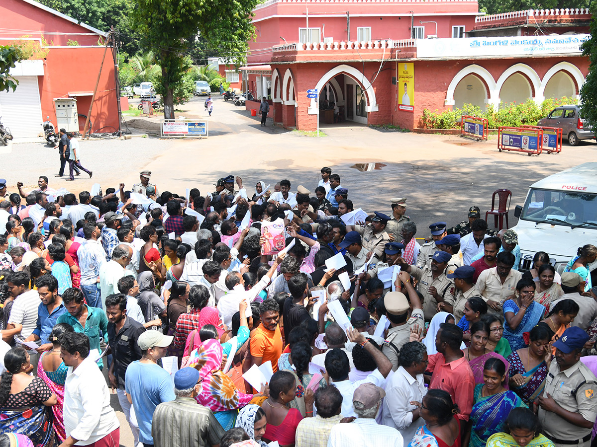Vijayawada flood victims gathered outside the collector's office photo gallery. [node:summary]8