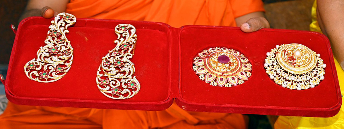 Devotee Offers Diamond Crown To Kanaka Durgamma8