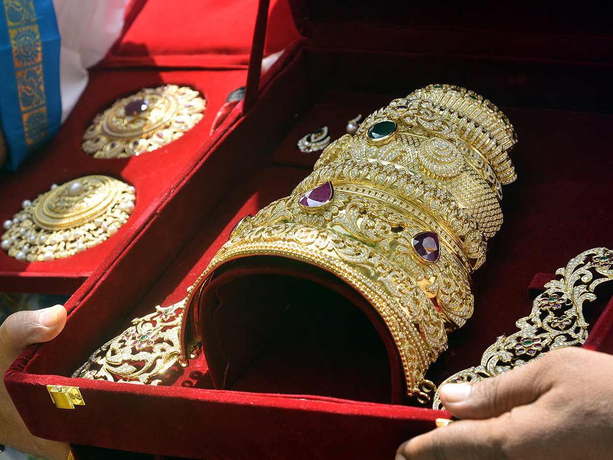 Devotee Offers Diamond Crown To Kanaka Durgamma2