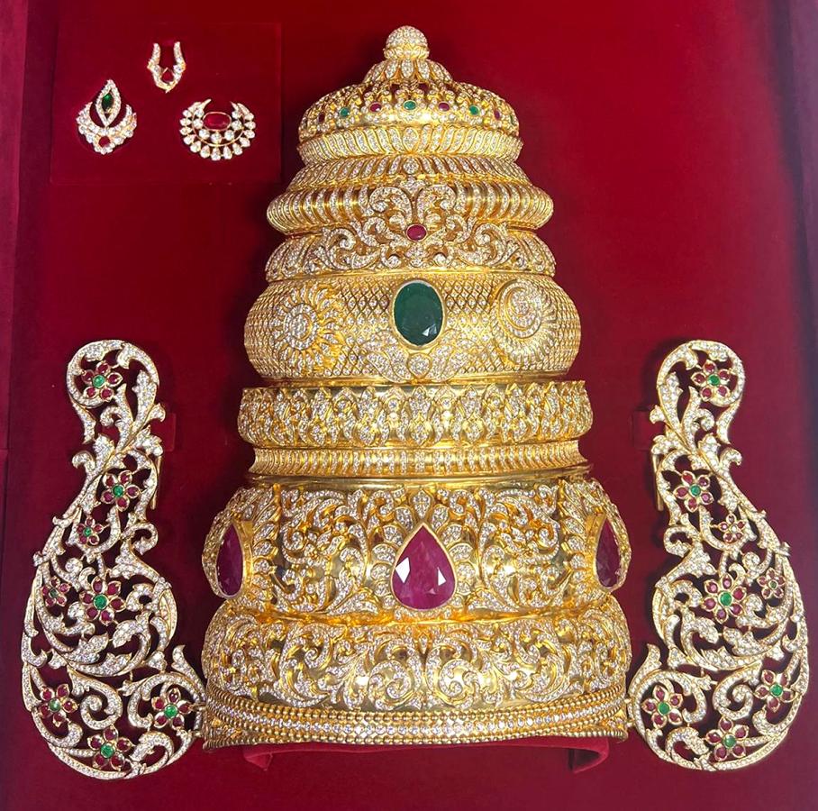 Devotee Offers Diamond Crown To Kanaka Durgamma3