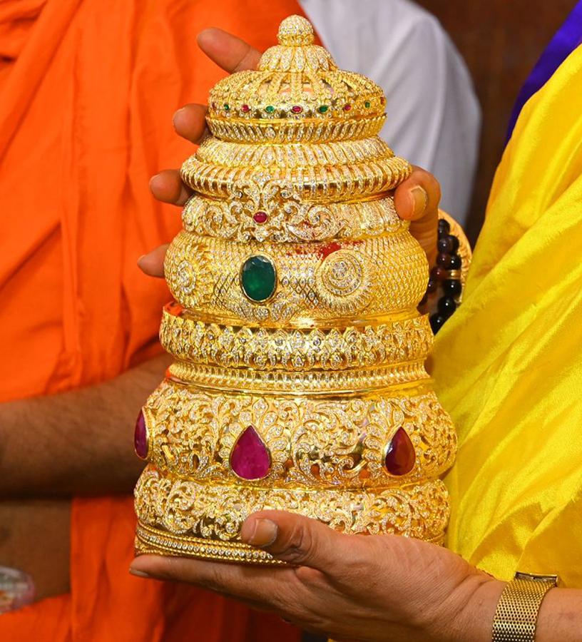 Devotee Offers Diamond Crown To Kanaka Durgamma4