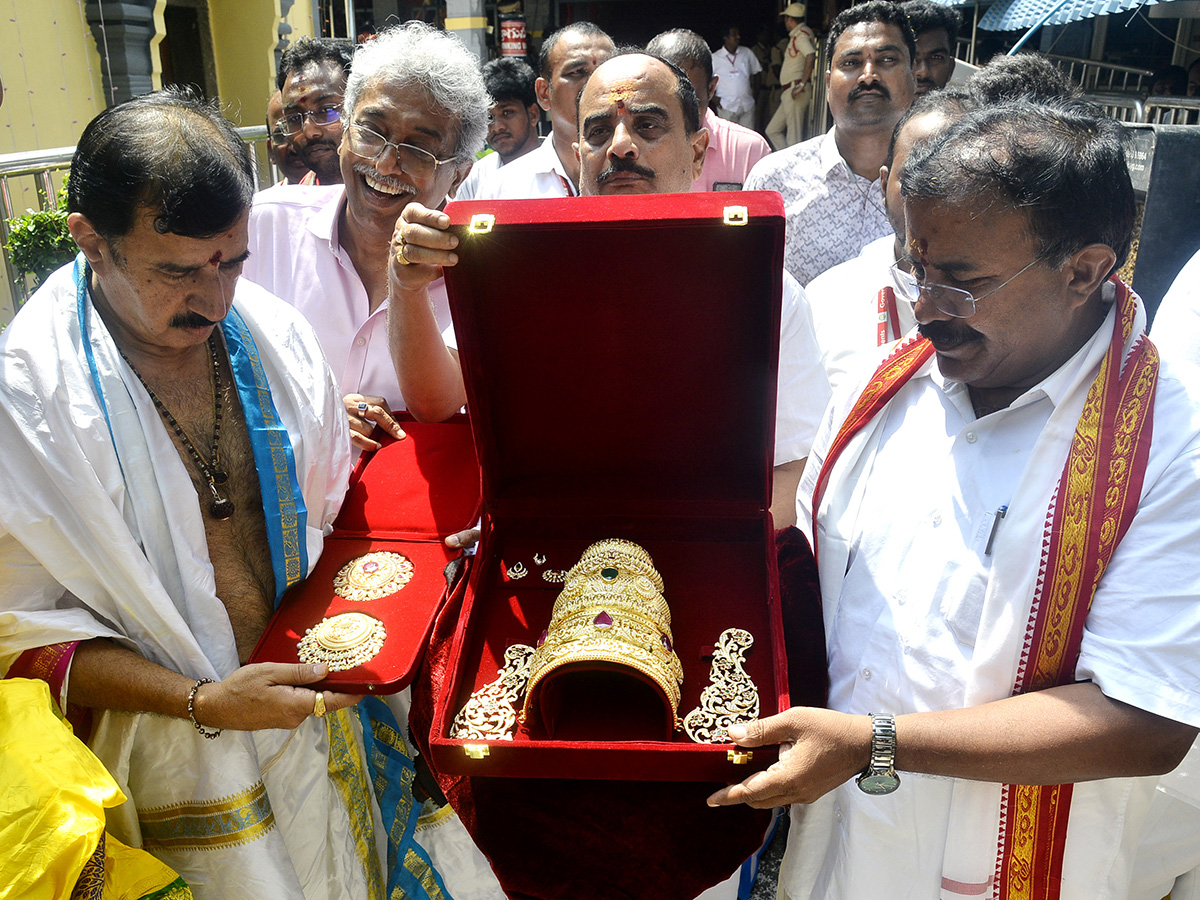 Devotee Offers Diamond Crown To Kanaka Durgamma5
