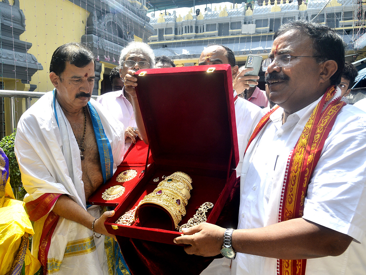 Devotee Offers Diamond Crown To Kanaka Durgamma6