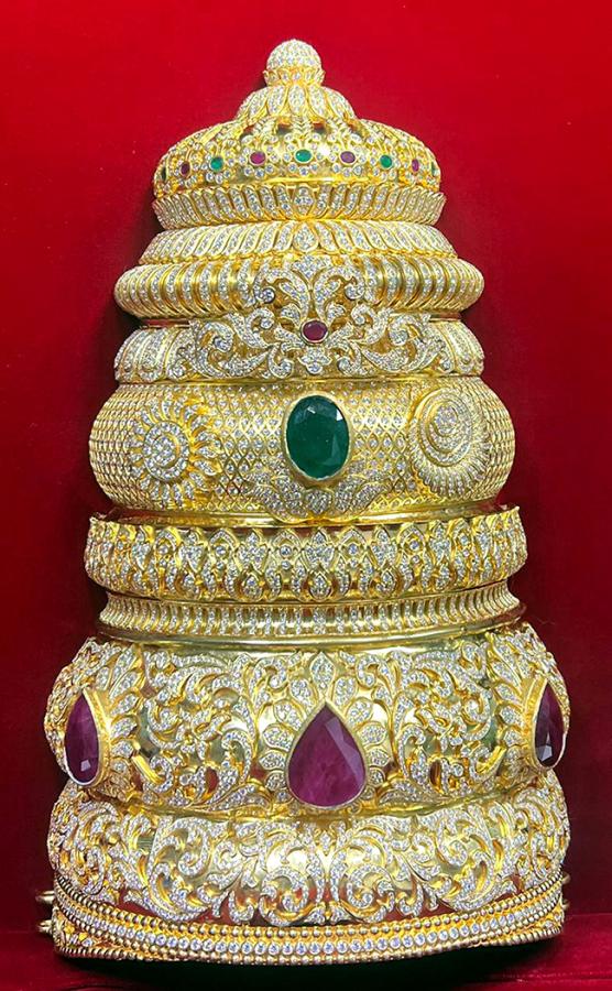 Devotee Offers Diamond Crown To Kanaka Durgamma7