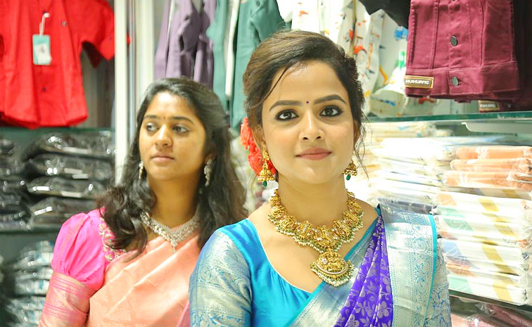 vaishnavi chaitanya Baby movie heroine Launch Shopping Mall in Nalgonda Photos19