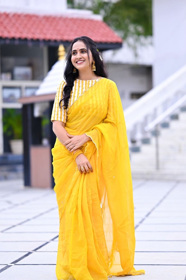 Bigg Boss Fame And Telugu Anchor Navratri Looks Photos Viral 3
