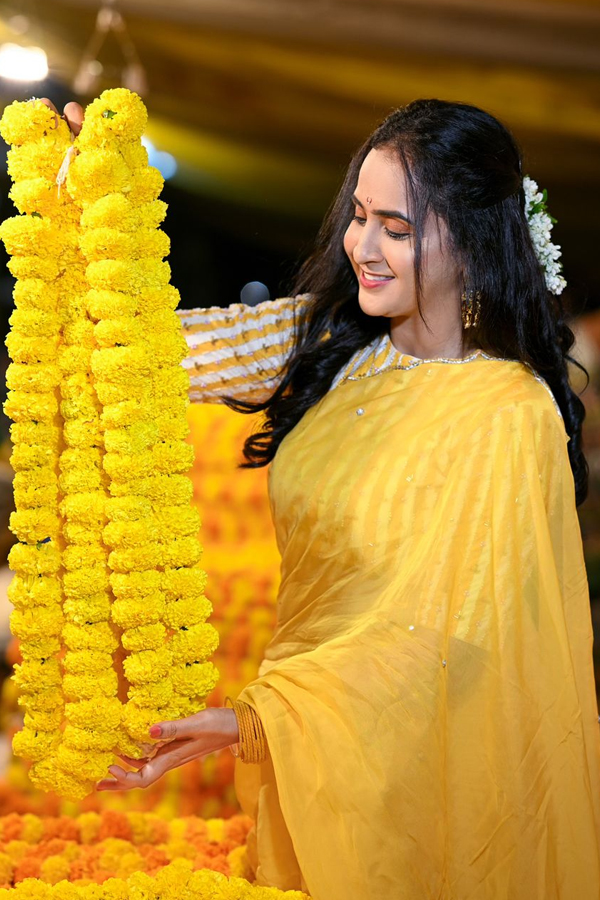 Bigg Boss Fame And Telugu Anchor Navratri Looks Photos Viral 10
