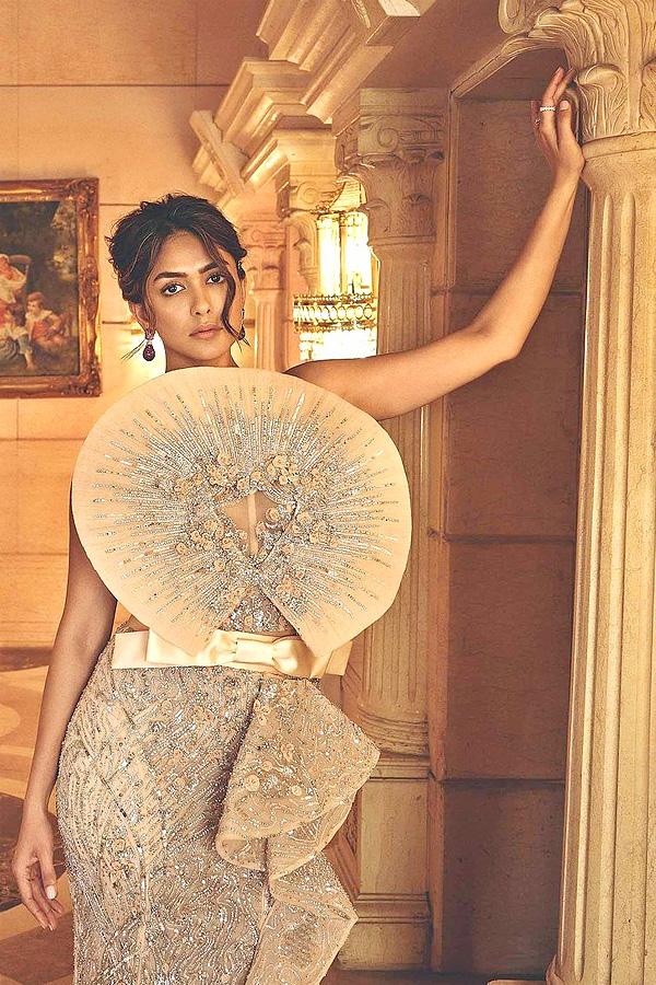 Mrunal Thakur Share Adorable note or her sister Lochan on her birthday Photos13