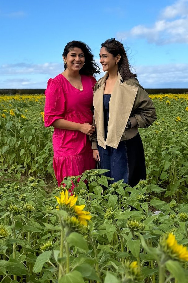 Mrunal Thakur Share Adorable note or her sister Lochan on her birthday Photos17