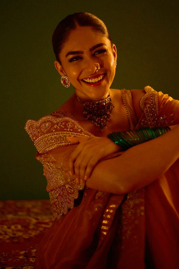 Mrunal Thakur Share Adorable note or her sister Lochan on her birthday Photos20