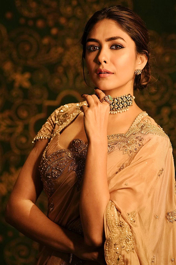 Mrunal Thakur Share Adorable note or her sister Lochan on her birthday Photos21
