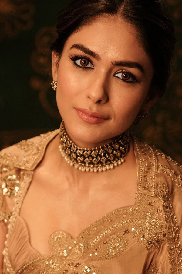 Mrunal Thakur Share Adorable note or her sister Lochan on her birthday Photos22