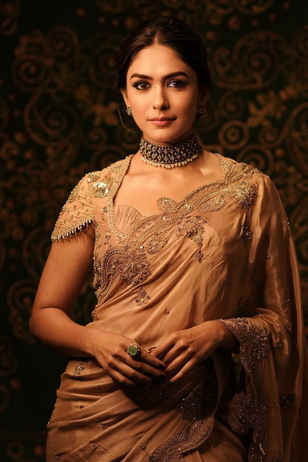 Mrunal Thakur Share Adorable note or her sister Lochan on her birthday Photos24