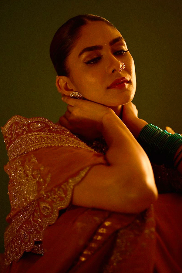 Mrunal Thakur Share Adorable note or her sister Lochan on her birthday Photos26