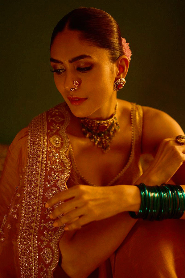 Mrunal Thakur Share Adorable note or her sister Lochan on her birthday Photos29