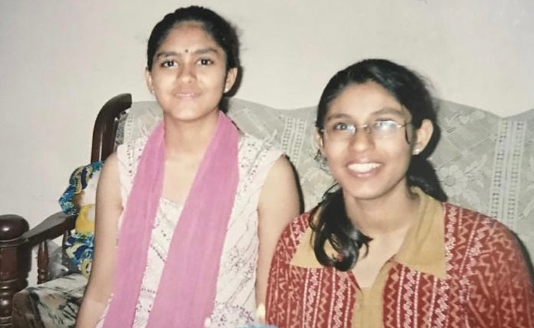 Mrunal Thakur Share Adorable note or her sister Lochan on her birthday Photos2