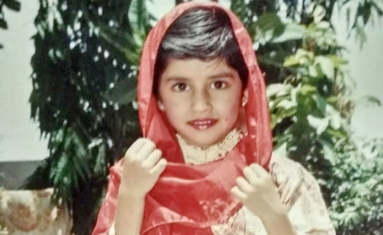 Mrunal Thakur Share Adorable note or her sister Lochan on her birthday Photos6