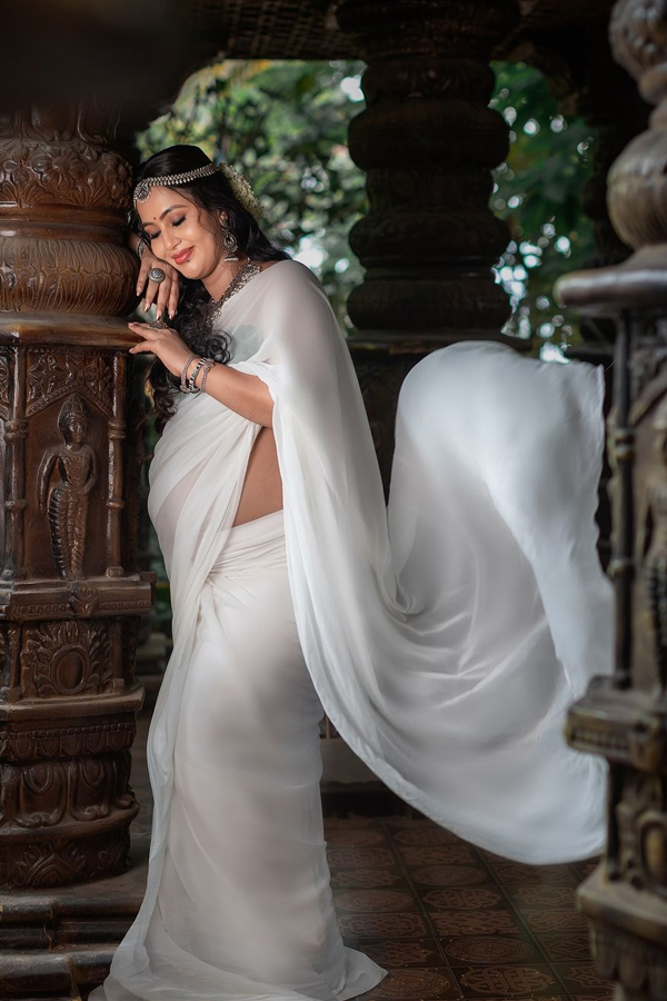 Kannada Actress Neha Ramakrishna Maternity Photoshoot Goes Viral2