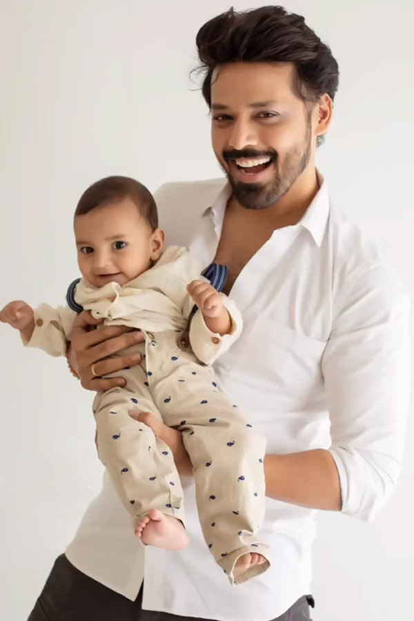Singer Geetha Madhuri Son And Cute Family Photos 8