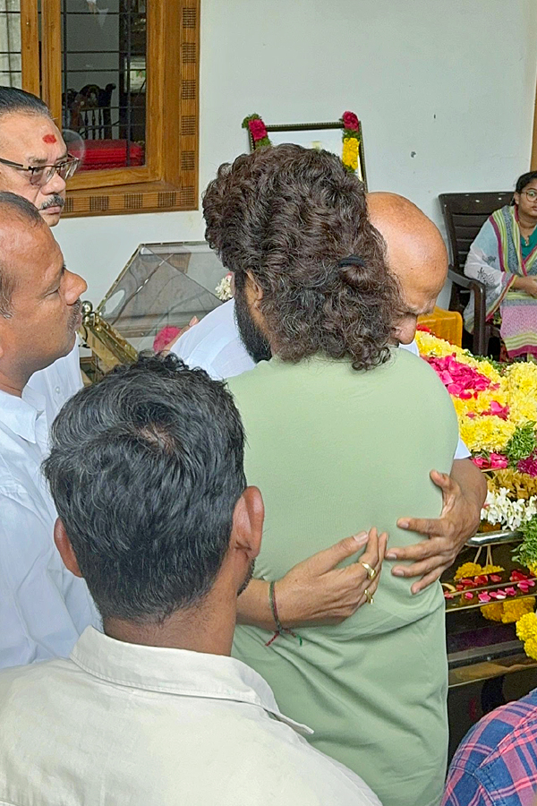 Telugu actor Rajendra Prasad’s daughter Gayathri passes away Tollywood send condolences Photos5