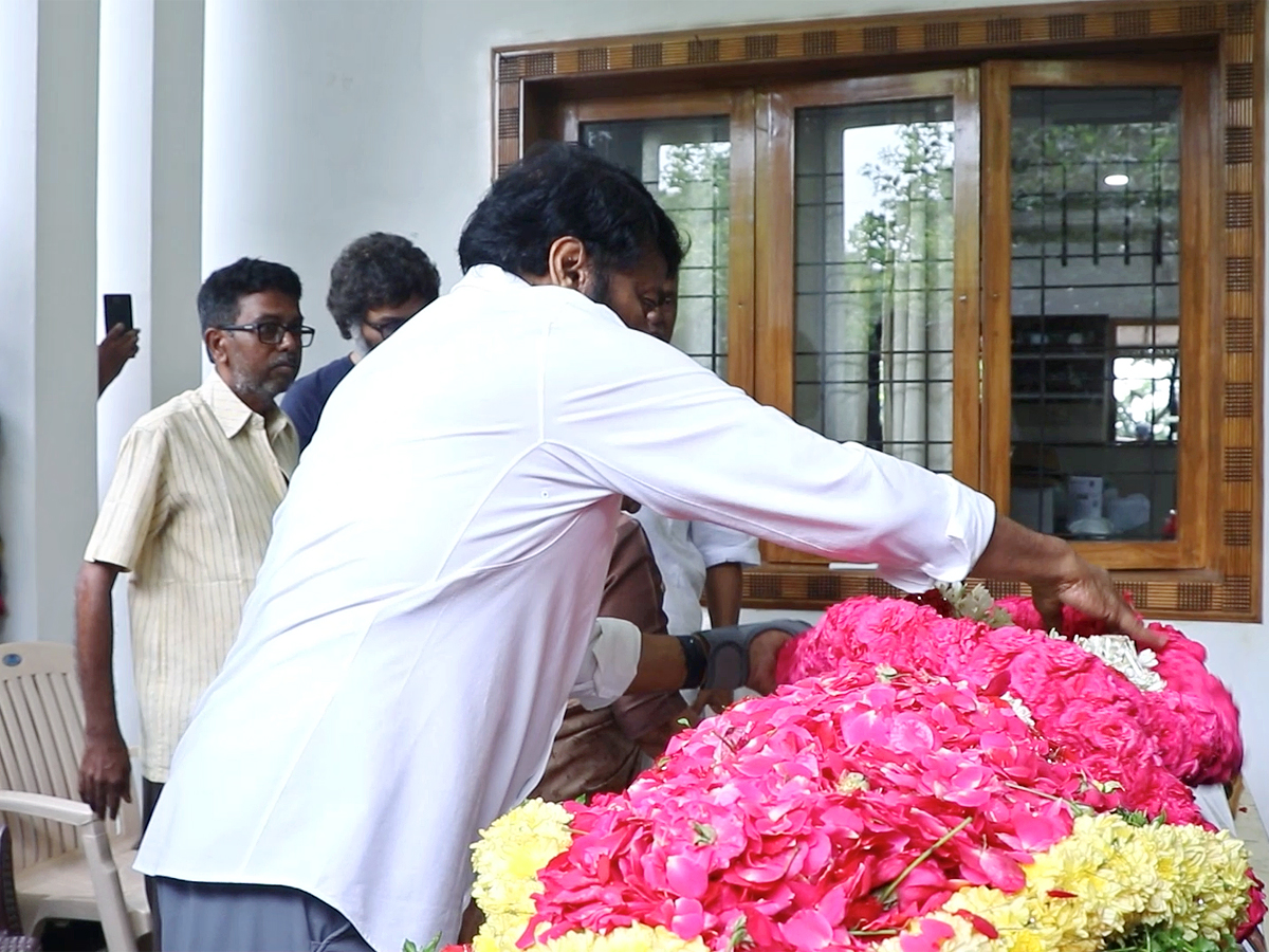 Telugu actor Rajendra Prasad’s daughter Gayathri passes away Tollywood send condolences Photos1