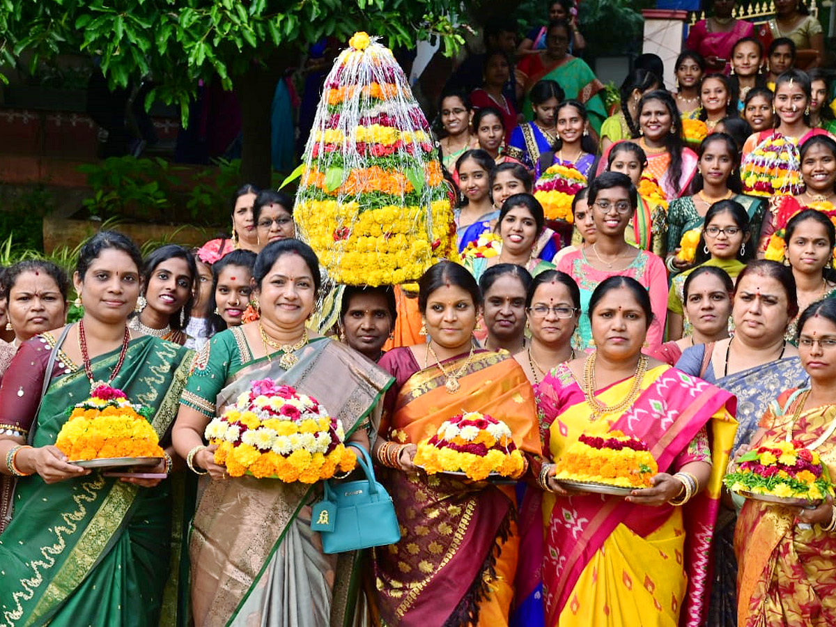 Bathukamma Celebrations in Jahnvi Womens College Photos10