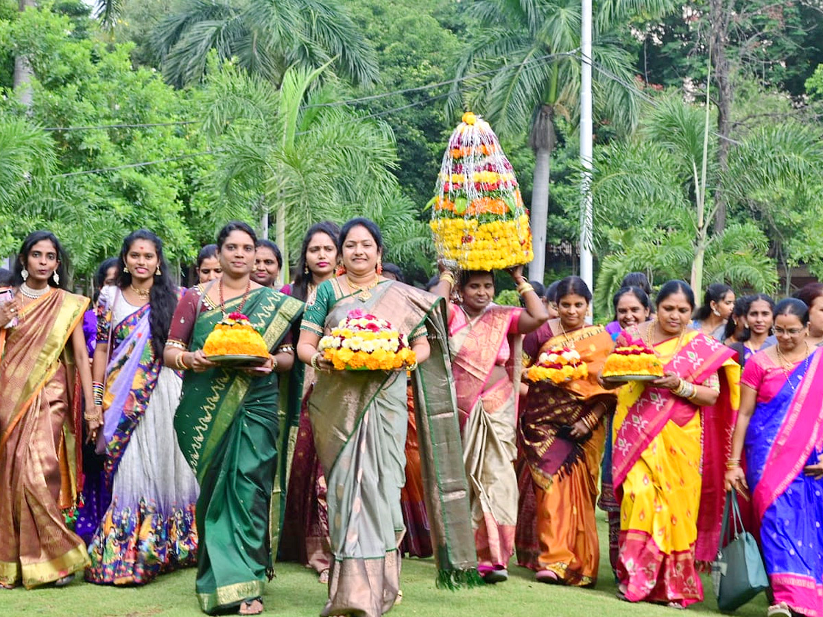 Bathukamma Celebrations in Jahnvi Womens College Photos12