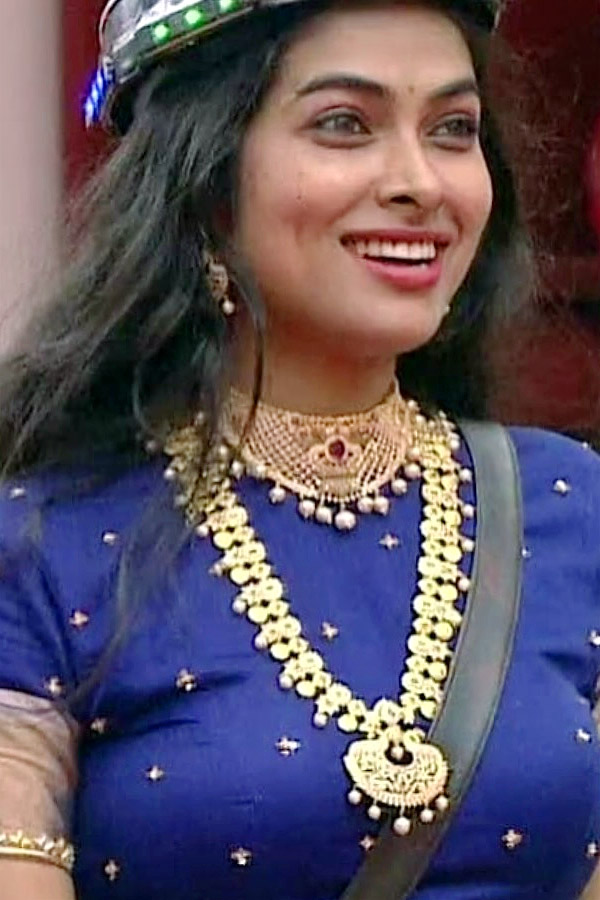 Divi as a wildcard contestant in Bigg Boss 8? Photos9