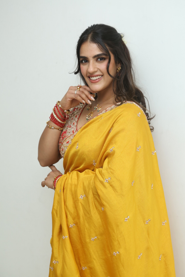 Kavya Thapar Is Shining Like A Doll In Yellow Saree Photos Goes Viral11