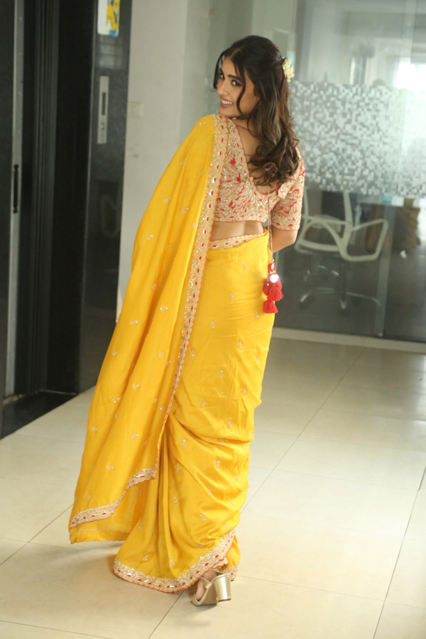 Kavya Thapar Is Shining Like A Doll In Yellow Saree Photos Goes Viral4