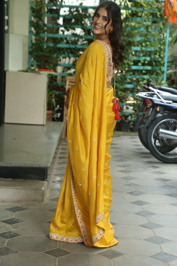 Kavya Thapar Is Shining Like A Doll In Yellow Saree Photos Goes Viral5